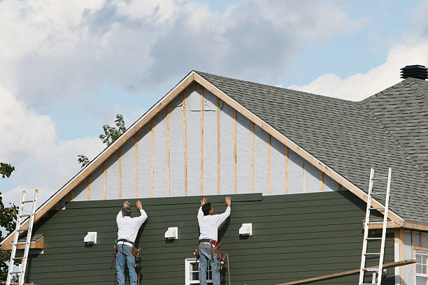 Professional Siding technician working in Dallas, OR